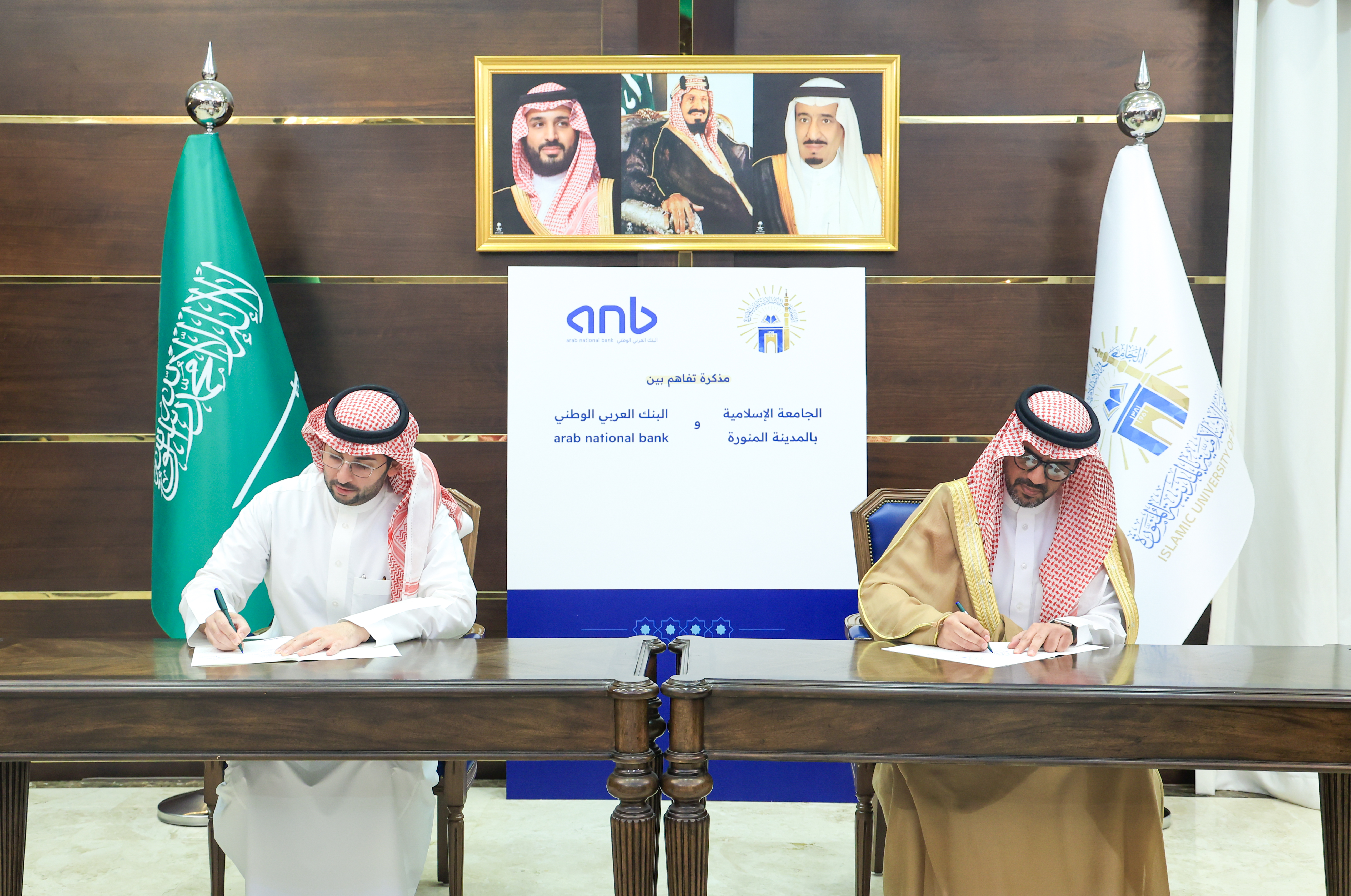 الجامعة الإسلامية والبنك العربي الوطني يوقعان اتفاقية تعاون